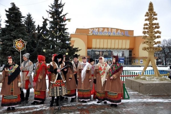 У центрі  Рівного встановили велетенський символ Різдва. ФОТО