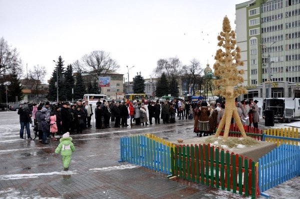 У центрі  Рівного встановили велетенський символ Різдва. ФОТО