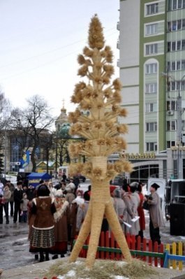 У центрі  Рівного встановили велетенський символ Різдва. ФОТО