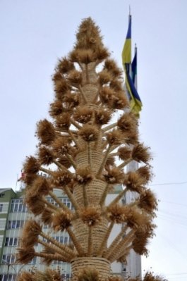 У центрі  Рівного встановили велетенський символ Різдва. ФОТО