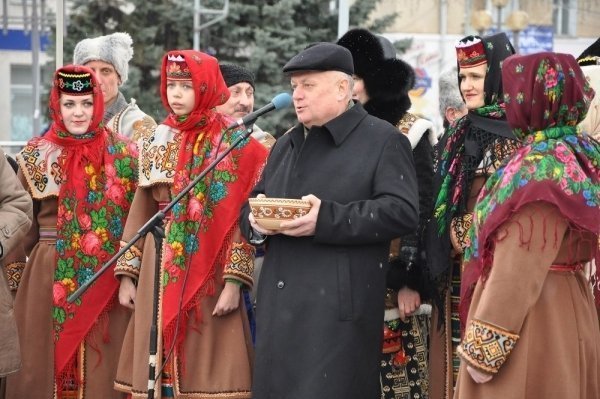 У центрі  Рівного встановили велетенський символ Різдва. ФОТО