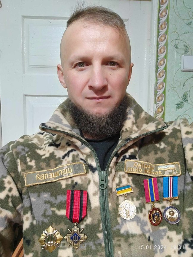 «Дякуємо за Україну»: воїна з Волині нагородили «Золотим хрестом» від Залужного