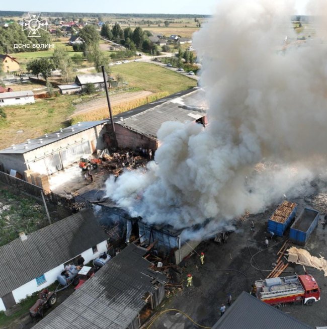 Загорілася деревина: на Волині - пожежа на пилорамі
