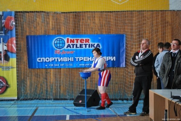 У Луцьку змагаються м'язисті дівчата і хлопці. ФОТО