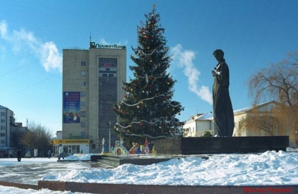 Показали головну ялинку Луцька у різні роки