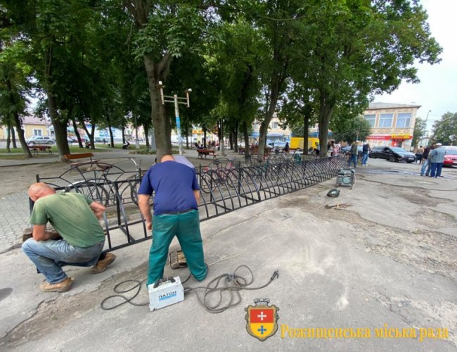 У Рожищі  в центрі міста облаштовують велостоянку. ФОТО