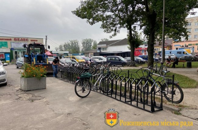 У Рожищі  в центрі міста облаштовують велостоянку. ФОТО