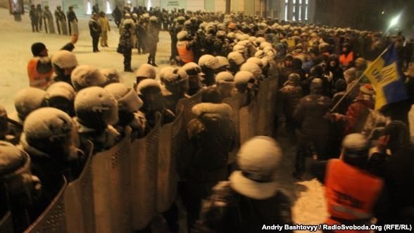 Як розбирали барикади під Кабміном. ФОТО. ВІДЕО