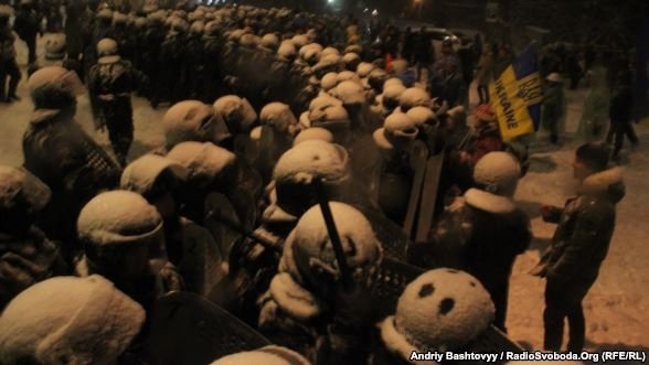 Як розбирали барикади під Кабміном. ФОТО. ВІДЕО