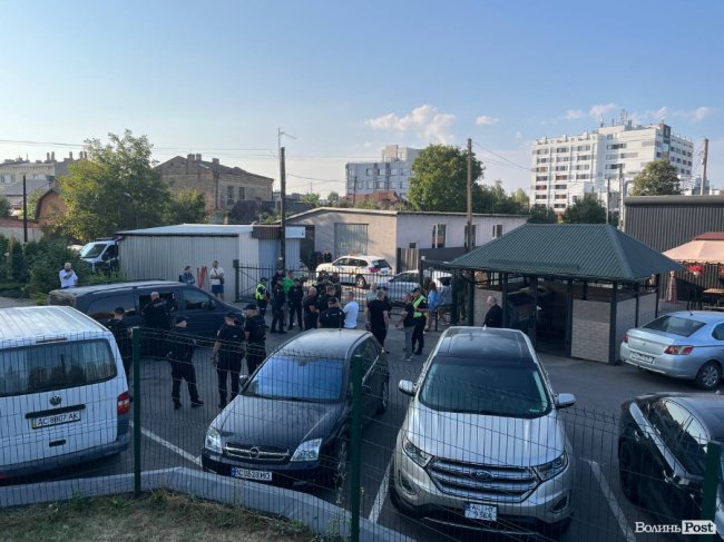 У Луцьку на Набережній люди заблокували службове авто ТЦК та СП та побили вікна. ВІДЕО