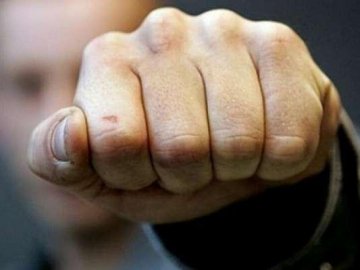 На Волині чоловік побив односельця: потерпілий – у лікарні