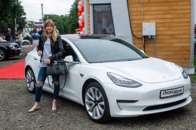 У Луцьку відкрили перший сервіс з продажу електромобілів*