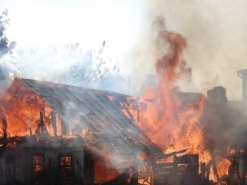 Волинянин кинув «коктейлі Молотова» у будинок екс-співмешканки: суд виніс йому вирок