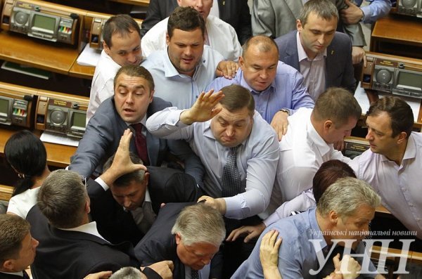 Комуністу Симоненку у Верховній Раді надавали стусанів і потягали за волосся. ФОТО