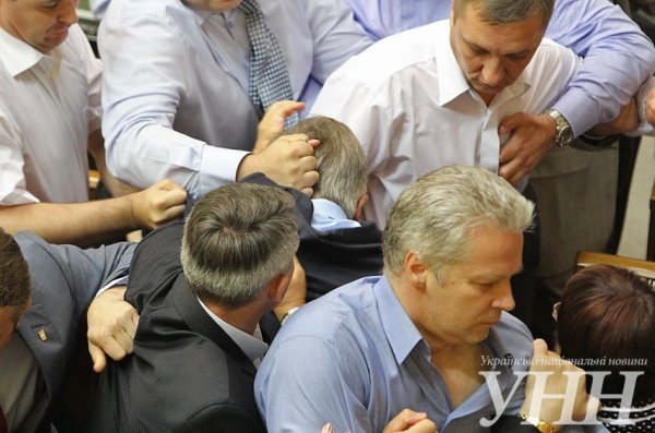Комуністу Симоненку у Верховній Раді надавали стусанів і потягали за волосся. ФОТО