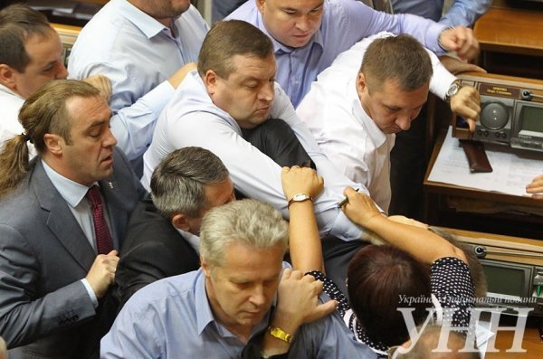 Комуністу Симоненку у Верховній Раді надавали стусанів і потягали за волосся. ФОТО