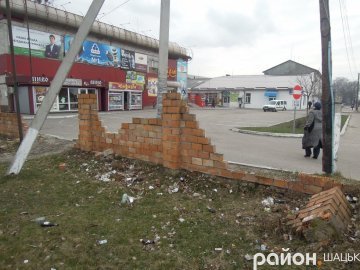 Центральна вулиця Шацька закидана сміттям після зими
