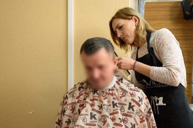 У Луцьку перукарі-волонтери безоплатно стрижуть поранених захисників