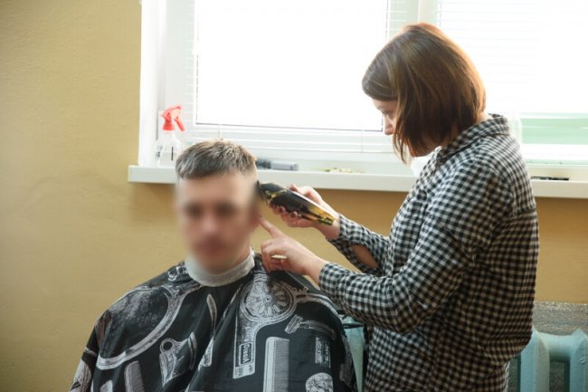 У Луцьку перукарі-волонтери безоплатно стрижуть поранених захисників