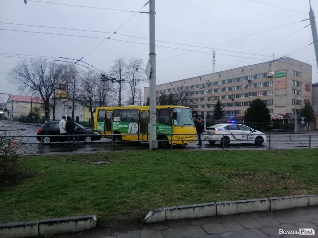 У Луцьку маршрутка не розминулася з легковиком. ФОТО