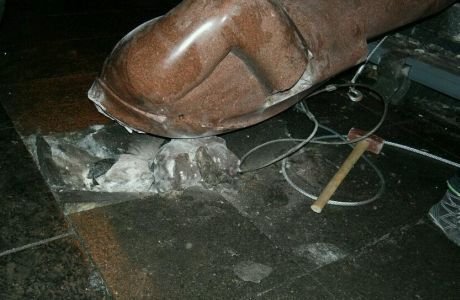 У Києві зруйнували пам'ятник Леніну. ФОТО. ВІДЕО