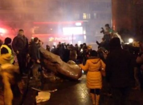 У Києві зруйнували пам'ятник Леніну. ФОТО. ВІДЕО