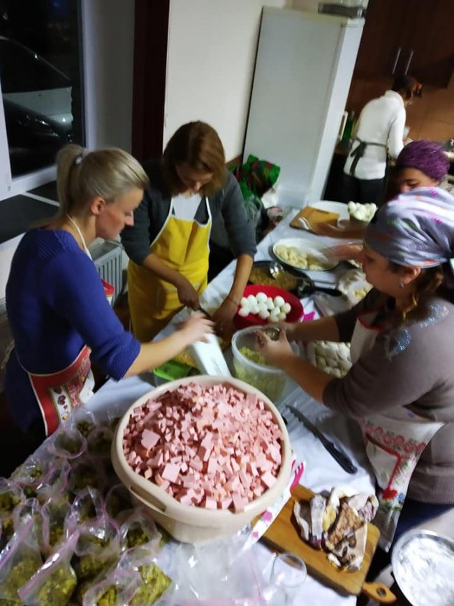 Лучани передали військовим більше 100 кілограмів салату «Олів'є». ФОТО