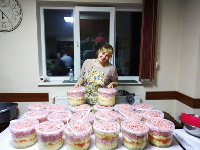 Лучани передали військовим більше 100 кілограмів салату «Олів'є». ФОТО