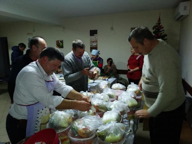 Лучани передали військовим більше 100 кілограмів салату «Олів'є». ФОТО