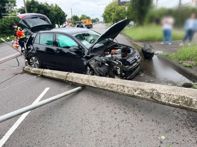  У Луцьку водій Volkswagen «зніс» електричний стовп. ФОТО