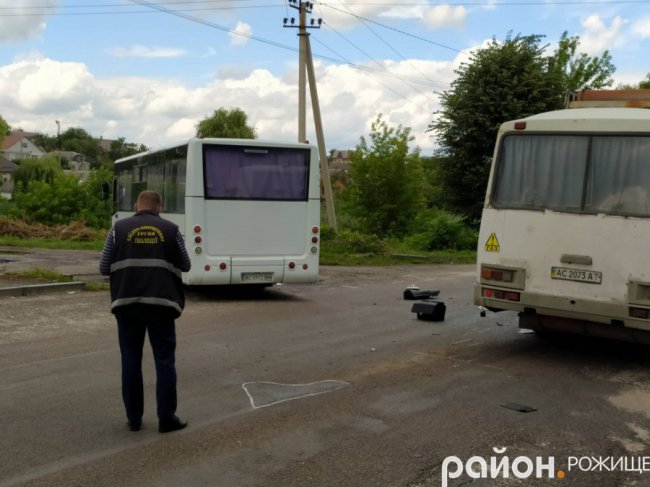 У Рожищі – ДТП за участю двох маршруток та мотоцикліста. ФОТО