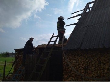 На Волині від удару блискавки згорів сарай із сіном. ФОТО