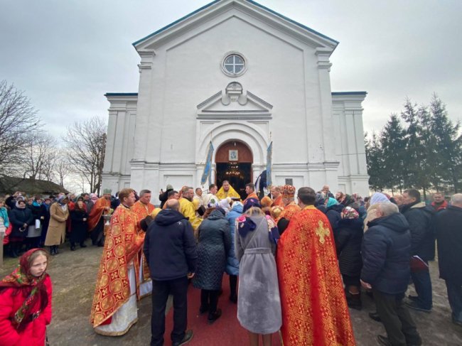 У селі на Волині, де віряни «воювали» за храм,  священники ПЦУ провели першу літургію. ФОТО