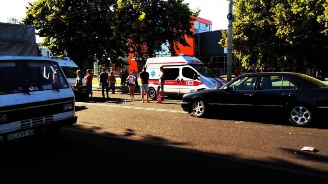 У Луцьку на пішохідному переході Mercedes збив двох дівчат. ФОТО