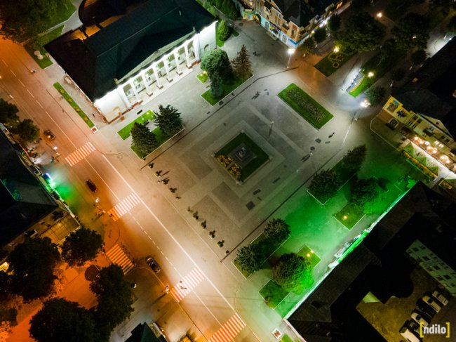 Яскраві вогні і завод, що «не спить»: показали, який вигляд з висоти вночі має місто на Волині. ФОТО