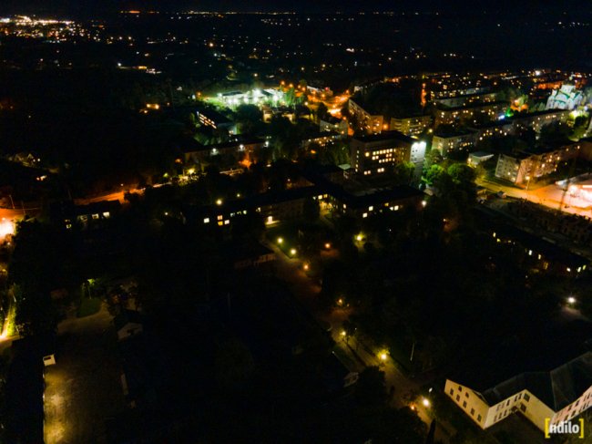 Яскраві вогні і завод, що «не спить»: показали, який вигляд з висоти вночі має місто на Волині. ФОТО
