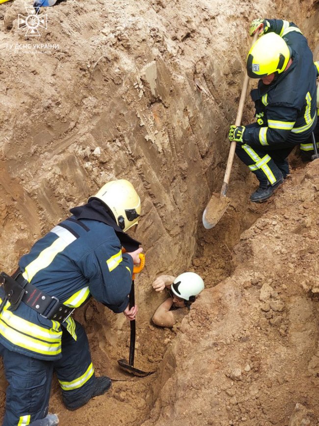 У Луцьку людей засипало землею, їх відкопують рятувальники. ОНОВЛЕНО