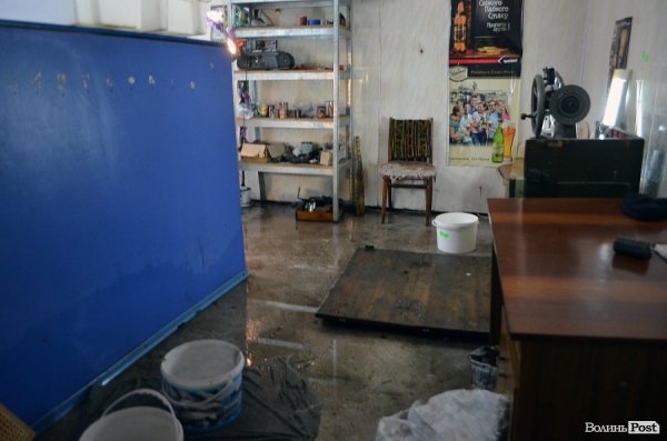 Через відлигу затоплює Будинок побуту в Луцьку. ФОТО