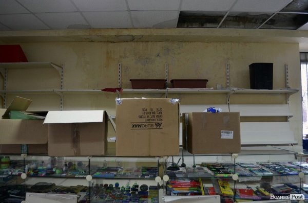 Через відлигу затоплює Будинок побуту в Луцьку. ФОТО