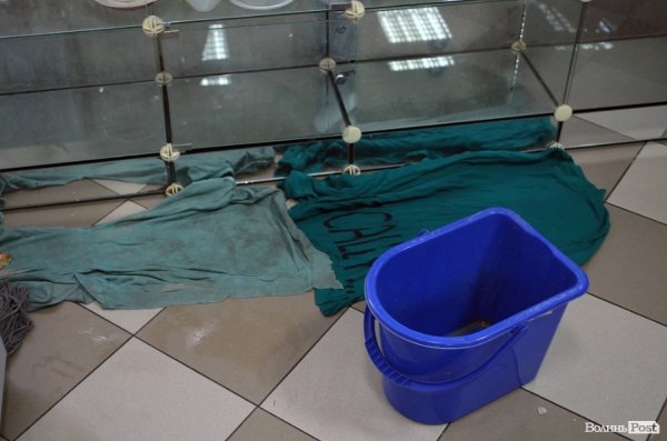 Через відлигу затоплює Будинок побуту в Луцьку. ФОТО