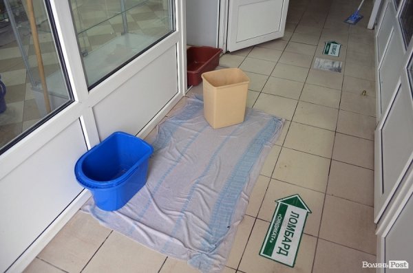 Через відлигу затоплює Будинок побуту в Луцьку. ФОТО