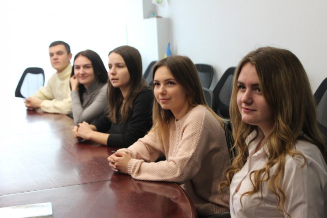 Луцькі студенти пили каву з банкірами*