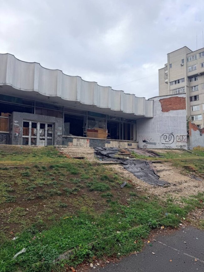 Вибиті шибки, багато розбитого скла: лучани жаліються на занедбану будівлю колишнього клубу «21 століття» 