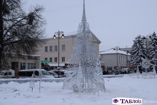 В центрі Луцька встановили оригінальну святкову ілюмінацію. ФОТО