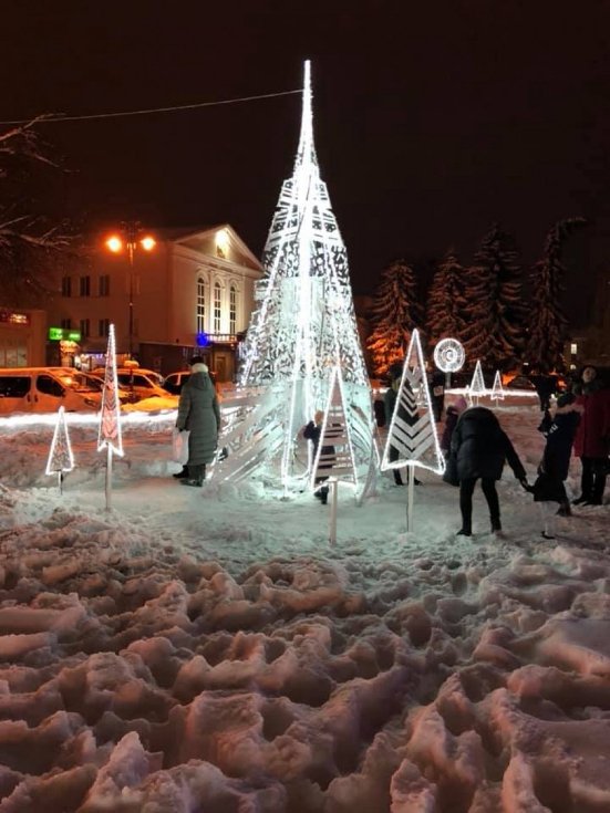 В центрі Луцька встановили оригінальну святкову ілюмінацію. ФОТО