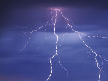 У Луцьку через влучання блискавки загорівся житловий будинок