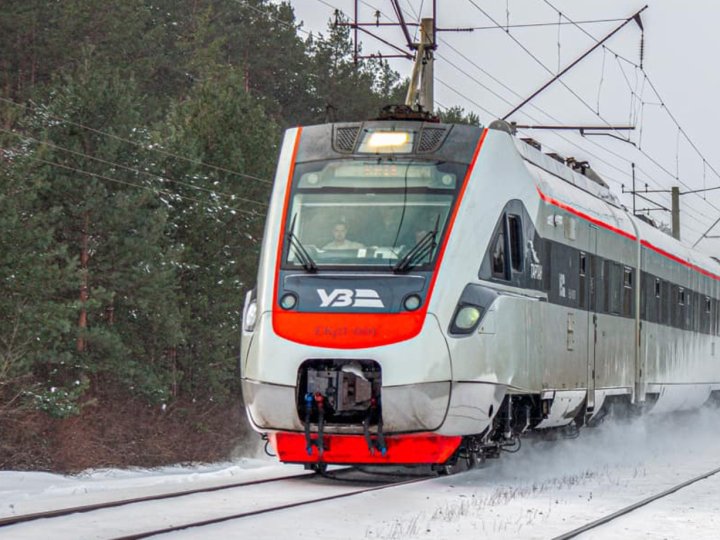 «Укрзалізниця» через обстріли змінила графік руху понад 200 потягів