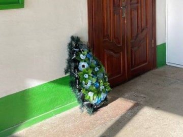 Волинянин приніс під двері журналіста ритуальний вінок, його розшукують