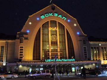 У Києві уламки ворожої ракети потрапили на вокзал