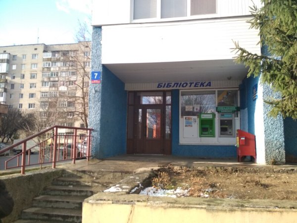 «Одна батарейка може знищити два дерева, пару кротів і їжака»: у Луцьку встановили новий контейнер для утилізації небезпечних відходів